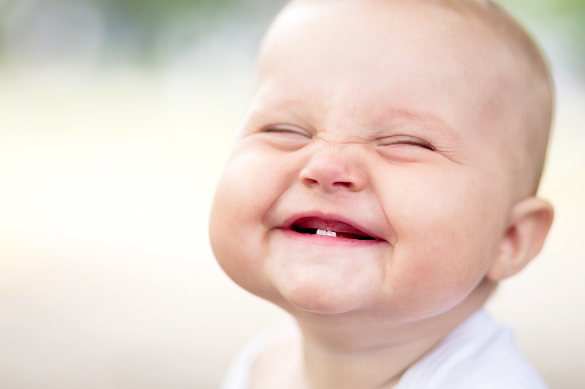 Первые зубки - как помочь малышу?